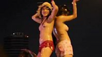 โชว์นม แก้ผ้า เปิดนม เปลือยท่อนบน หลุดสงกรานต์